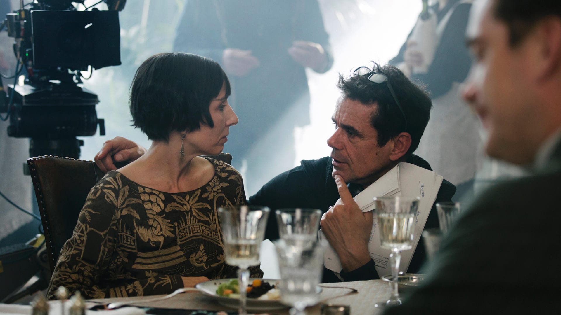 "Babylon Berlin" Staffel drei: Tom Tykwer hinter den Kulissen im Gespräch mit Meret Becker.