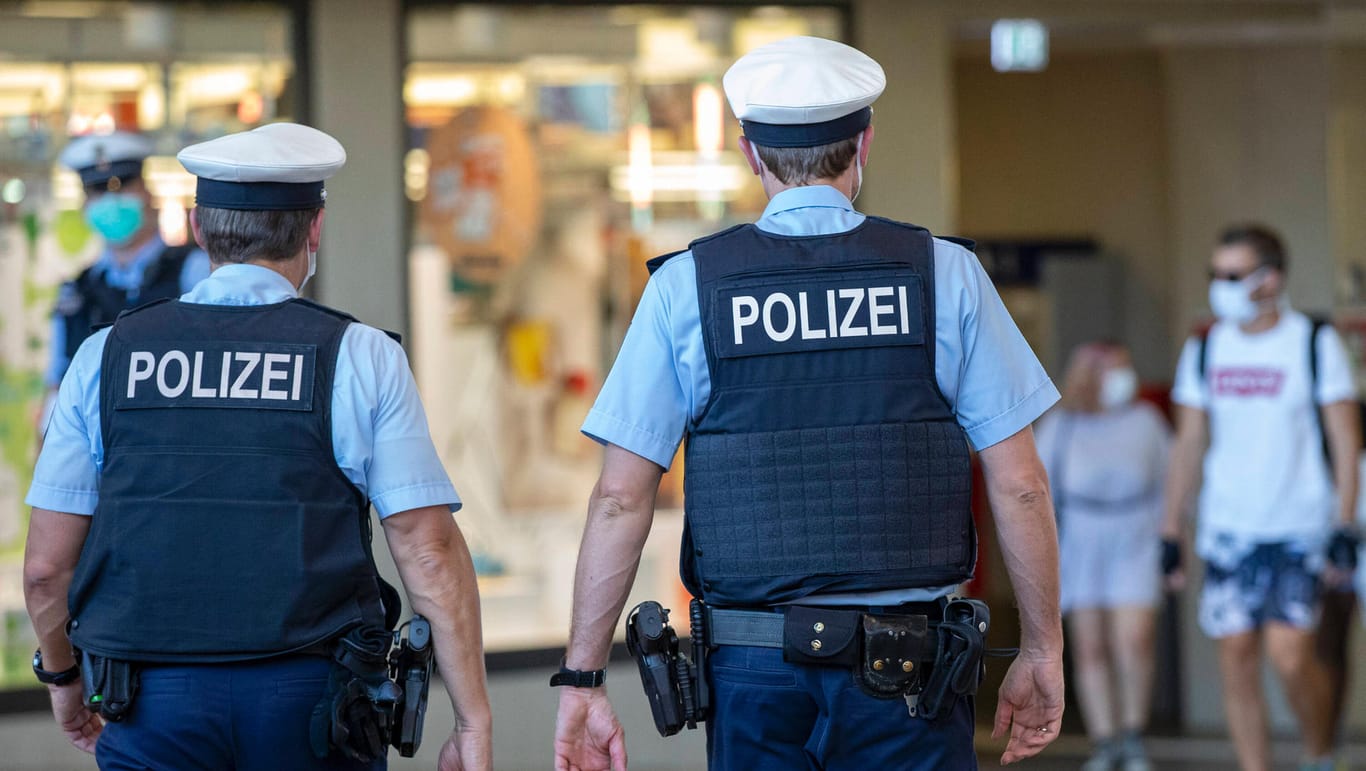 Bundespolizisten am Würzburger Hauptbahnhof (Archivbild): Hier sollen die mutmaßlichen Täter ausgestiegen sein.