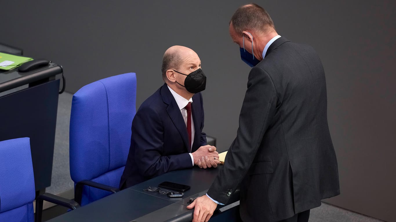 Kanzler Olaf Scholz und Oppositionschef Friedrich Merz: die Widersacher.