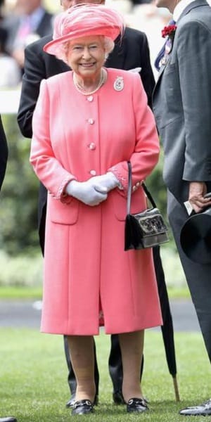 Ein ganz helles Rot: Auch das steht Queen Elizabeth sehr gut.