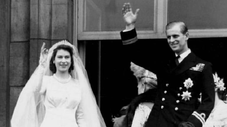 Prinzessin Elisabeth und Prinz Philip bei ihrer Hochzeit am 20. November 1947 auf dem Balkon des Buckingham-Palastes in London.