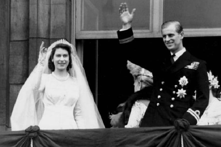 Prinzessin Elisabeth und Prinz Philip bei ihrer Hochzeit am 20. November 1947 auf dem Balkon des Buckingham-Palastes in London.
