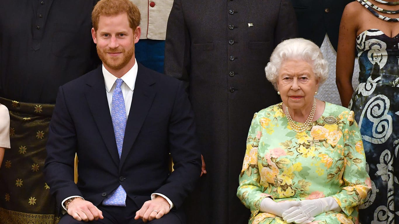 Prinz Harry und Queen Elizabeth II.: Der Royal soll zum Thronjubiläum nach England kommen.