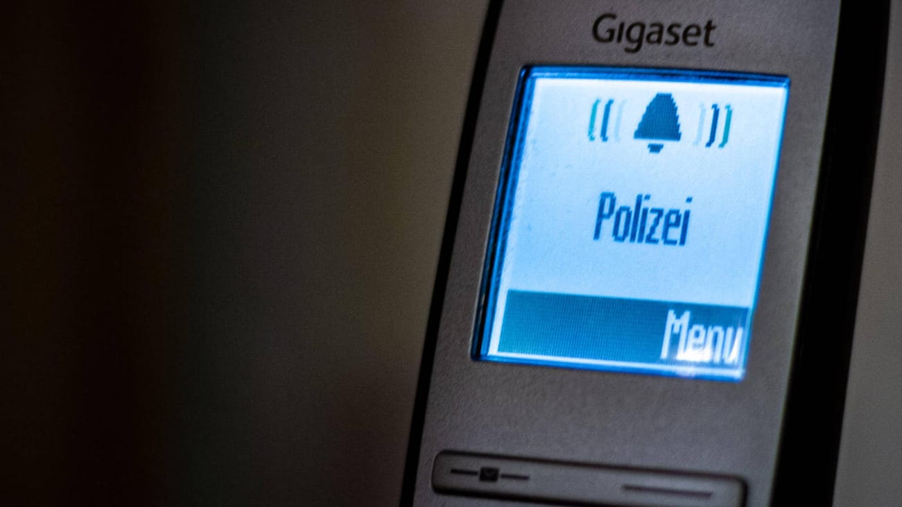 "Polizei" wird als Anrufer auf einem Telefon angezeigt (Symbolbild): Die 95-Jährige alarmierte die Polizei. "Polizei" wird als Anrufer auf einem Telefon angezeigt (Symbolbild): Die 95-Jährige alarmierte die Polizei.