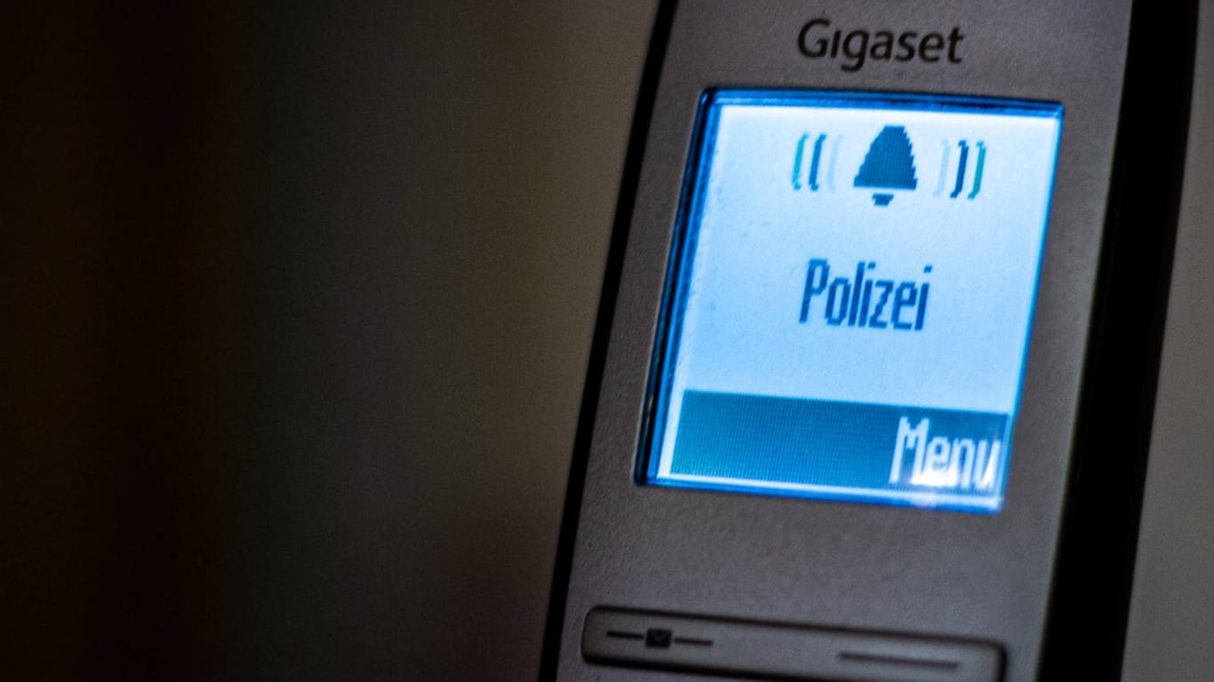 "Polizei" wird als Anrufer auf einem Telefon angezeigt (Symbolbild): Die 95-Jährige alarmierte die Polizei.
