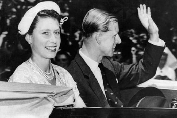 Februar 1954: Das Paar besucht gemeinsam Australien. Im Jahr zuvor wurde Elisabeth offiziell gekrönt, zwei Jahre zuvor wiederum bestieg sie, nach dem Tod ihres Vaters, den Thron.