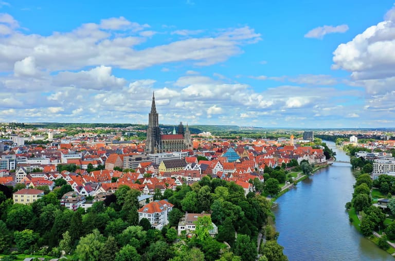 Von Basel nach Ulm: Zwar muss man für diese Fahrt in Friedrichshafen umsteigen, doch dafür wird man mit dem Anblick des höchsten Kirchturms der Welt, dem Ulmer Münster, belohnt.