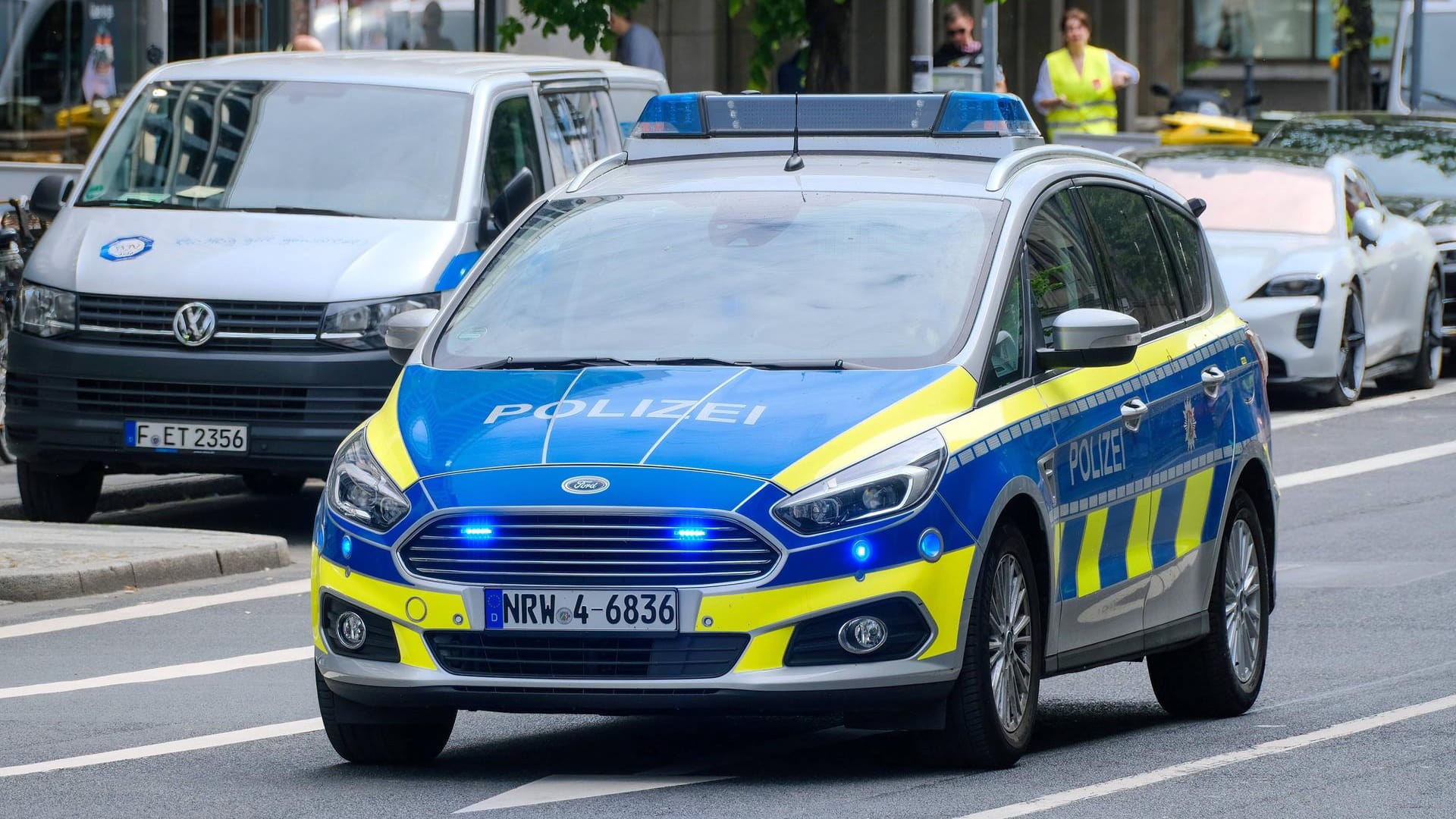 Polizeiwagen in NRW (Archivbild): Die Frau schwebe noch in Lebensgefahr.