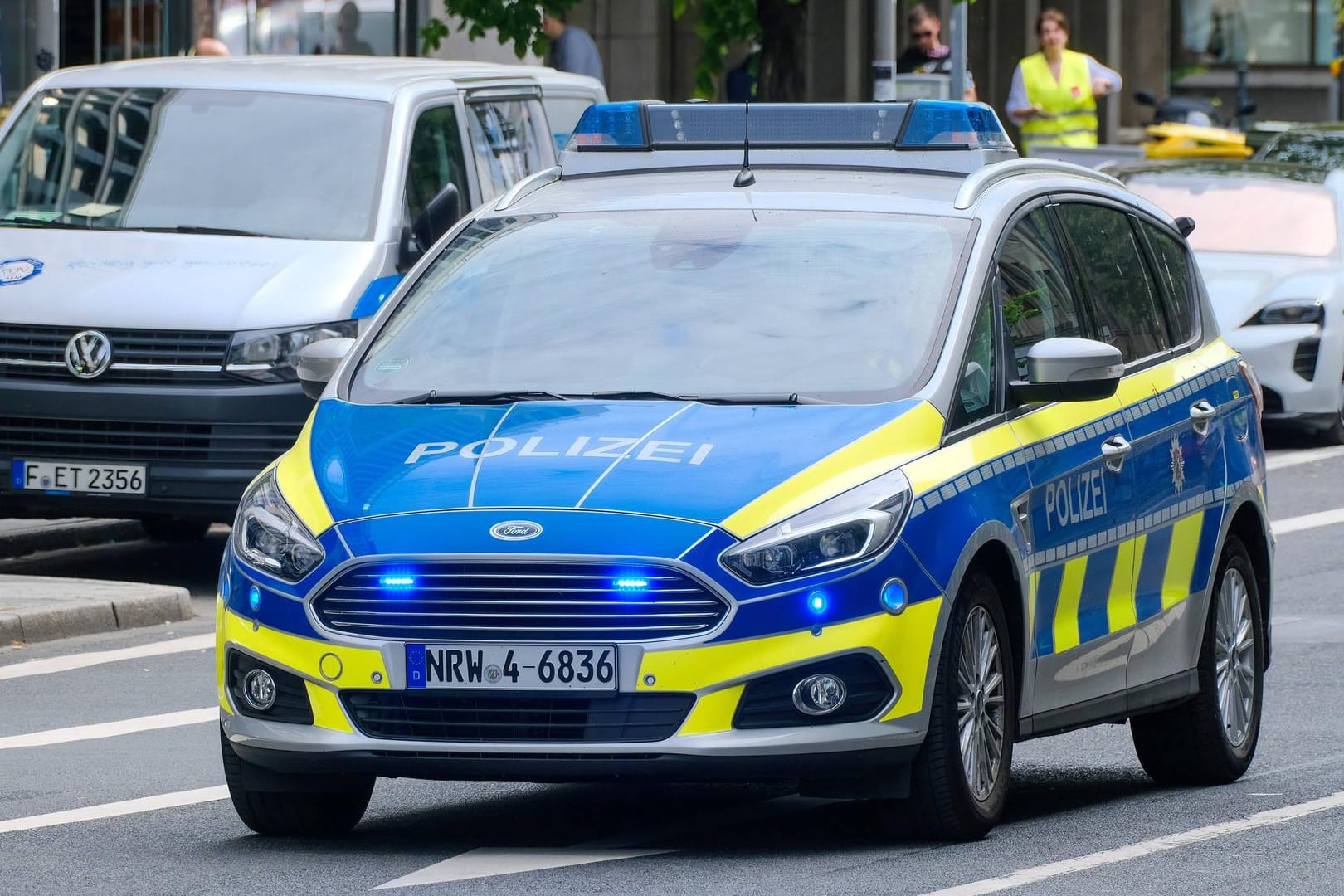 Polizeiwagen in NRW (Archivbild): Die Frau schwebe noch in Lebensgefahr.