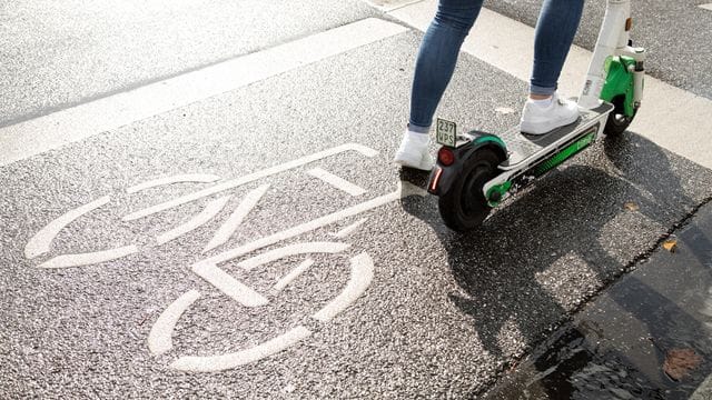 Wer auf einen E-Scooter steigt, sollte die Verkehrsregeln kennen.