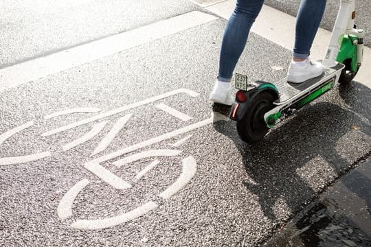 Wer auf einen E-Scooter steigt, sollte die Verkehrsregeln kennen.