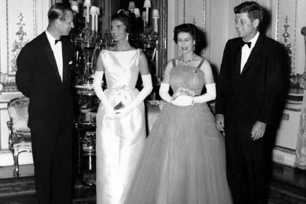1961: Die Royals heißen den damaligen US-Präsidenten J.F. Kennedy und First Lady Jackie Kennedy im Buckingham-Palast willkommen.