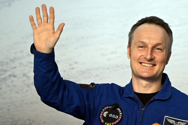 Gruß von Astronaut Matthias Maurer in Köln: Nach einem halben Jahr ist er zurück auf der Erde.