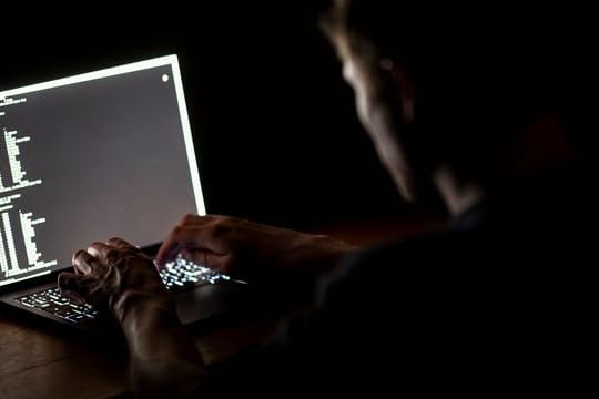 Ein Mann vor einem Laptop (Symbolbild): Das organisierte Verbrechen setzt zunehmend auf Kryptowährungen.