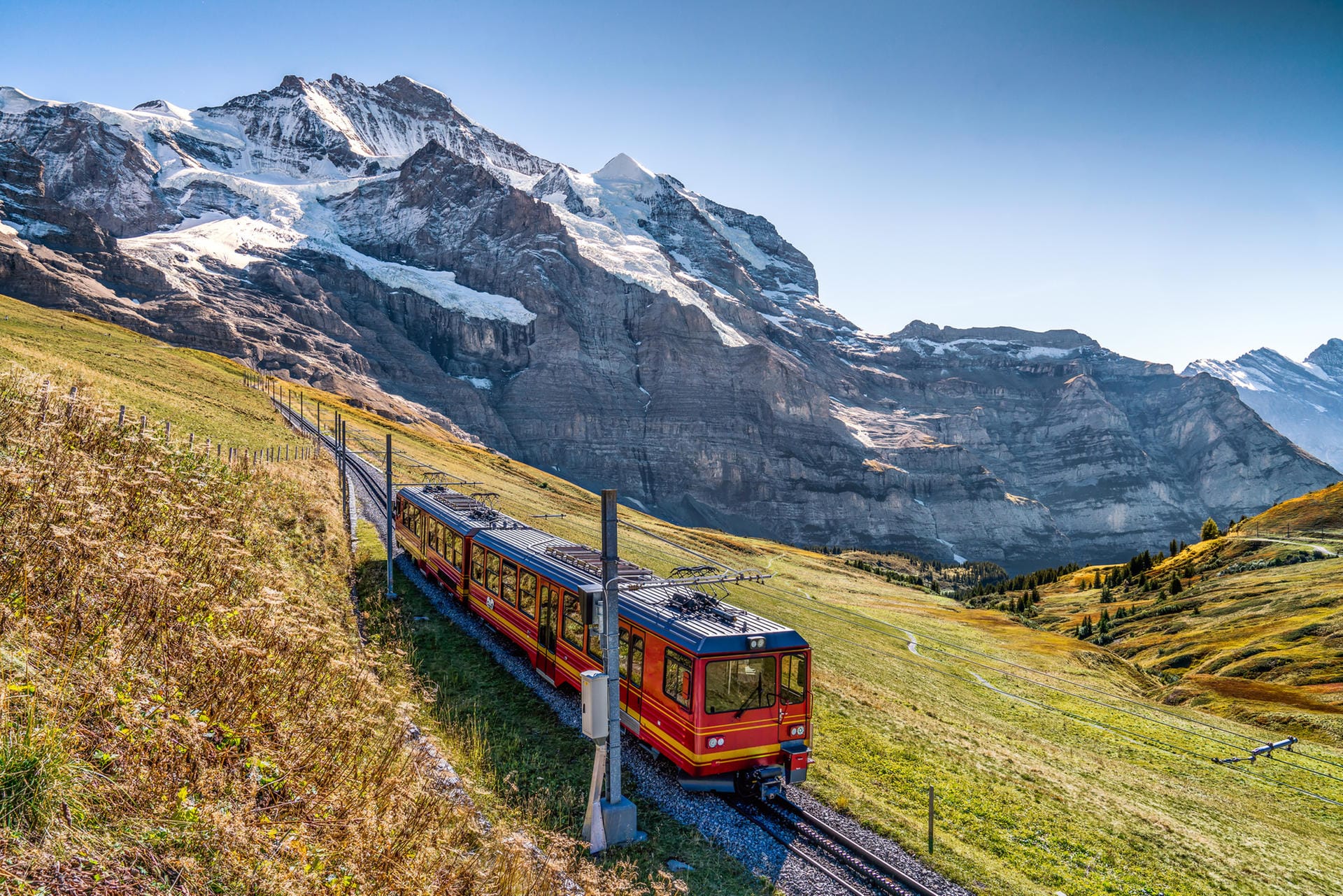 Mit dem Zug ins Allgäu: In der bayerischen Metropole zeichnen sich die Alpengipfel noch schemenhaft am Horizont ab, doch mit jedem zurückgelegten Kilometer dominieren sie mehr die Szenerie.