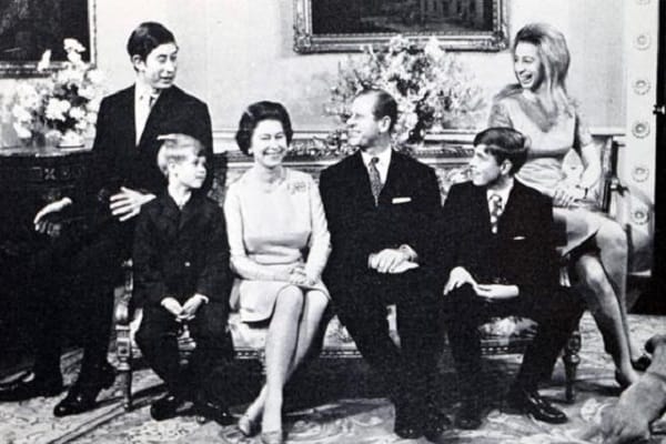 Die royale Familie versammelt sich für ein Silberhochzeitsfoto von Elisabeth und Philip. Es zeigt das Paar 1972 mit seinen vier Kindern.
