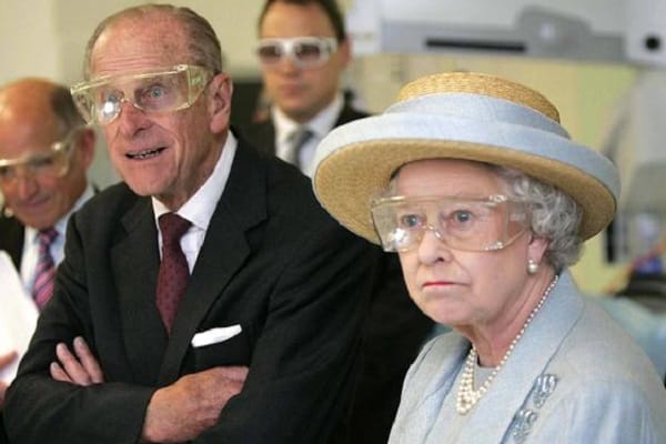 2005: Philip und Elisabeth bei einem offiziellen Termin mit Schutzbrillen.