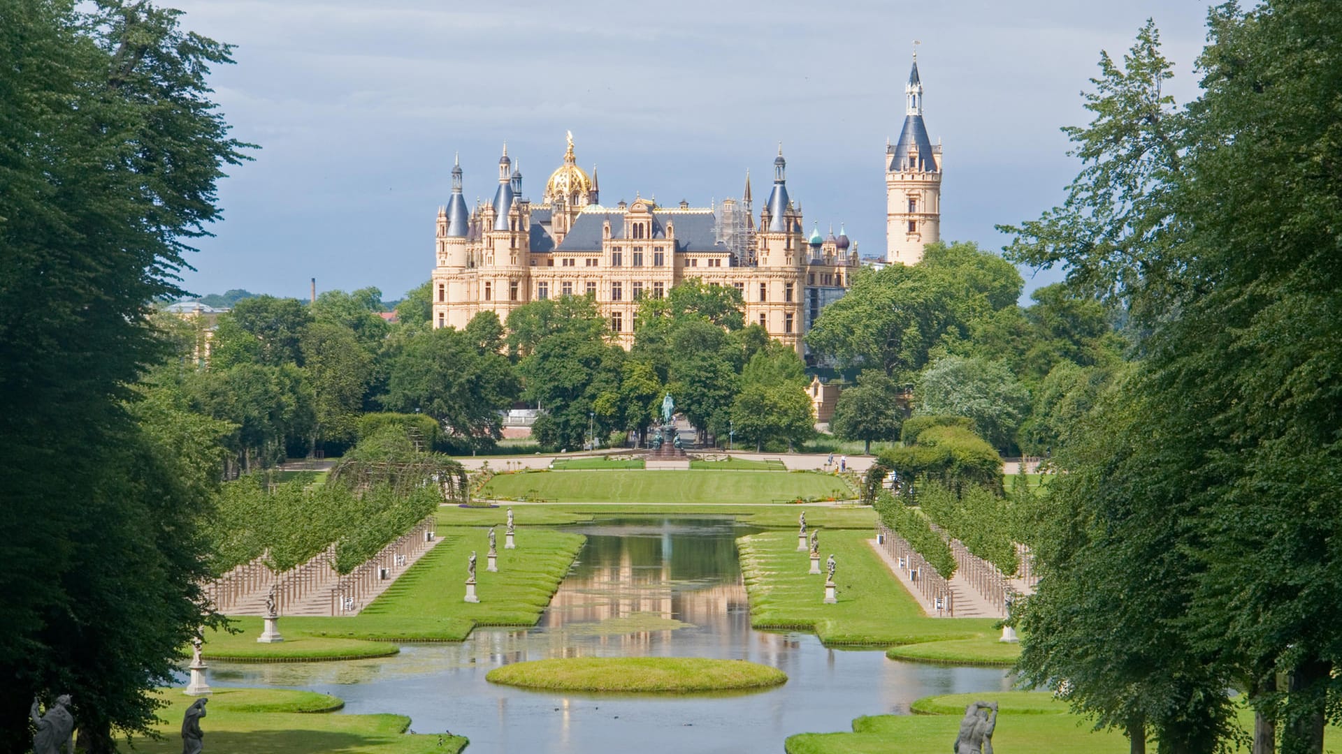 Hanse-Express Richtung Rostock: Entlang der Strecke locken Kleinode wie Boizenburg an der Elbe mit seinen vielen kleinen Brücken oder das hochherrschaftliche Schloss von Schwerin.