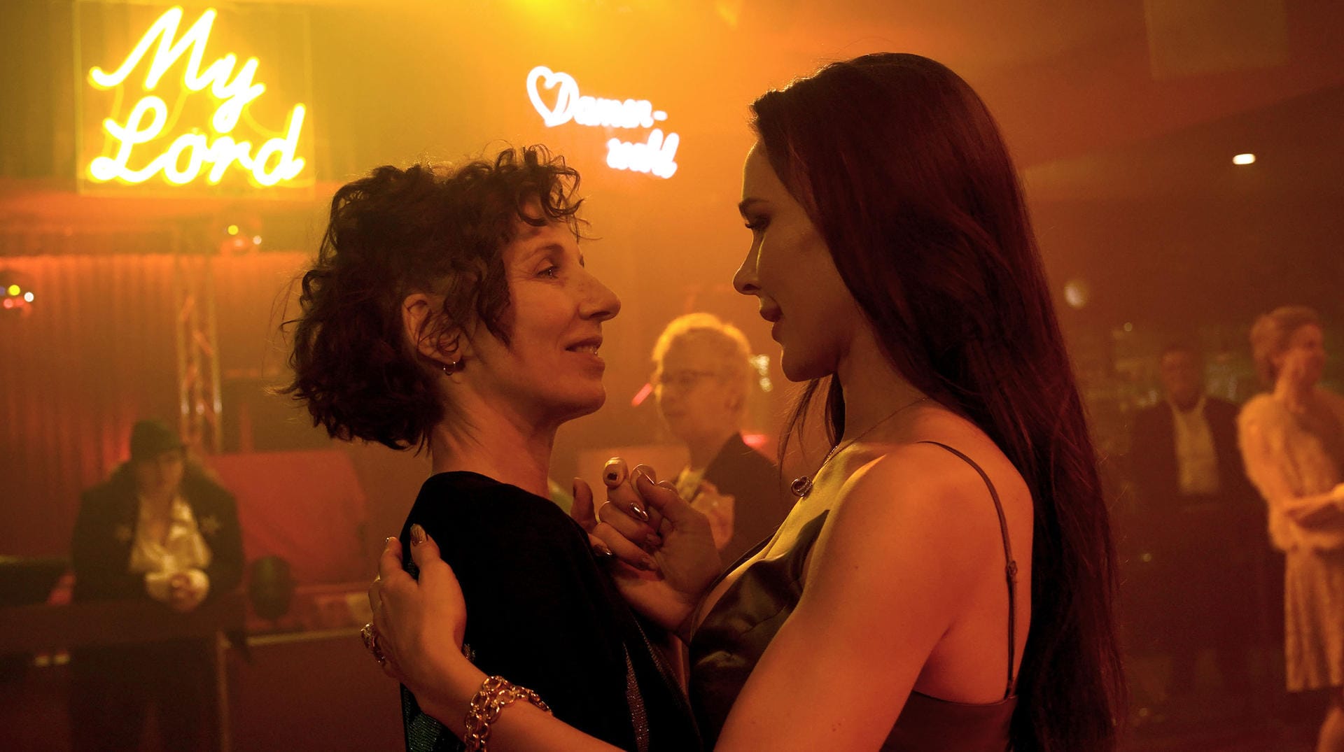 Meret Becker und Bella Dayne: Die beiden Frauen kommen sich im "Tatort: Das Mädchen, das allein nach Haus' geht" näher.