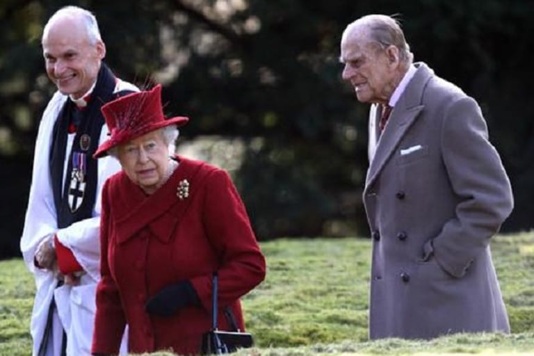Prinz Philip geht immer einen Schritt hinter seiner Ehefrau.