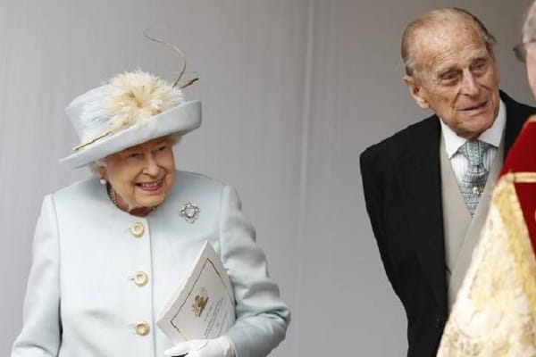 Prinz Philip ist seit 2017 royaler "Rentner" und lebt seitdem zurückgezogen. Hier sind die beiden auf der Hochzeit ihrer Enkelin Eugenie im Oktober 2018 zu sehen.