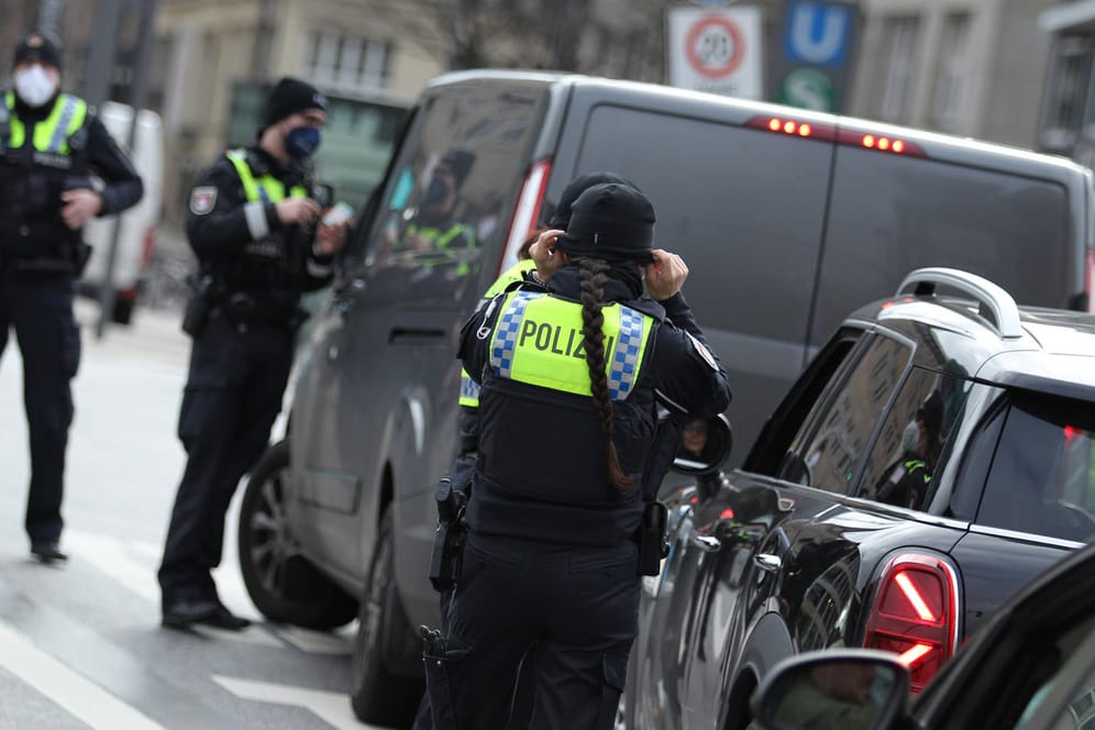 Polizeibeamte bei Kontrollen: Fast 600 Personen und Fahrzeuge wurden in Hamburg überprüft.