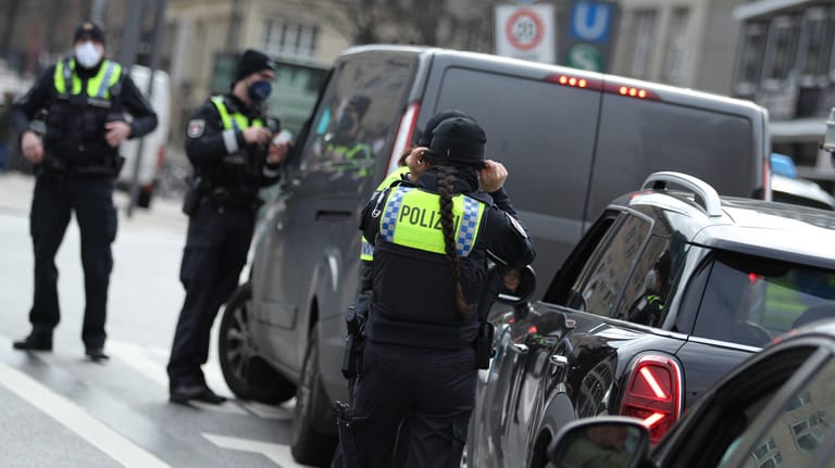 Polizeibeamte bei Kontrollen: Fast 600 Personen und Fahrzeuge wurden in Hamburg überprüft.