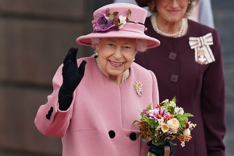 Oktober 2021: Die Königin von England verlässt die Eröffnungsfeier des walisischen Parlaments.