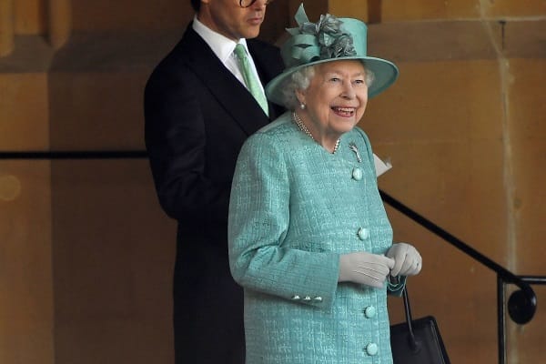 Juni 2020: In die Kameras lächelnd kommt die Queen von einer Zeremonie.