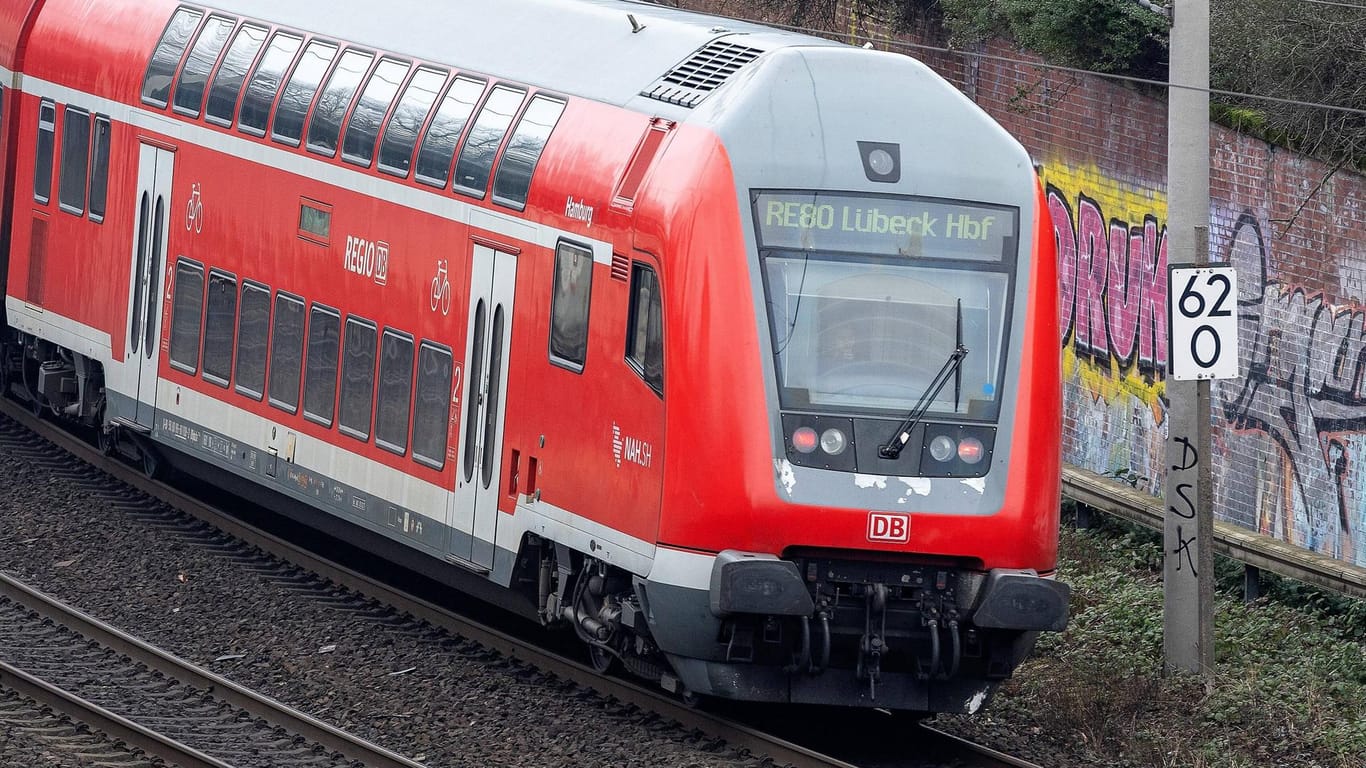 Ein Zug der Deutschen Bahn nach Lübeck (Symbolbild).