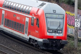 Ein Zug der Deutschen Bahn nach Lübeck (Symbolbild).