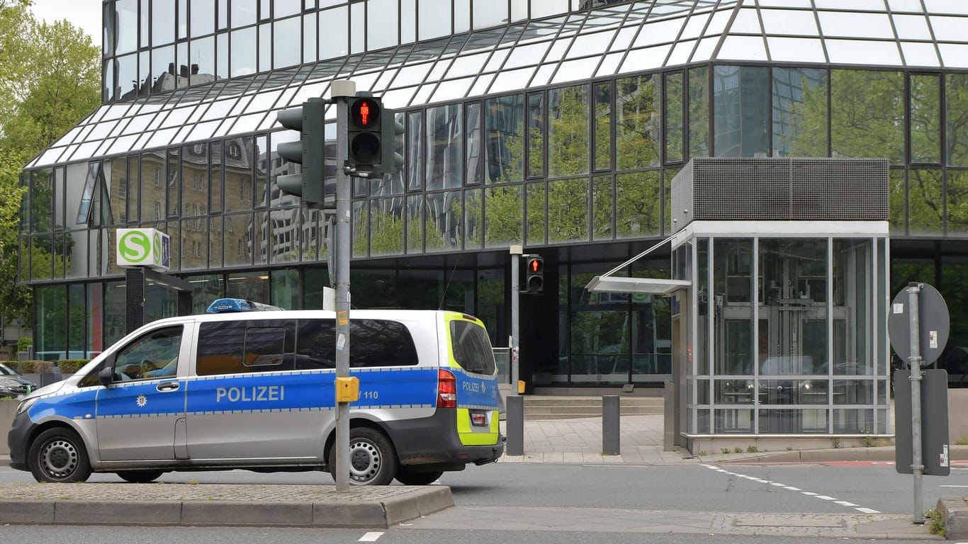 Ein Wagen der Polizei Polizei (Symbolbild): Sie sucht einen mittelalten Mann mit schwarzen Locken.