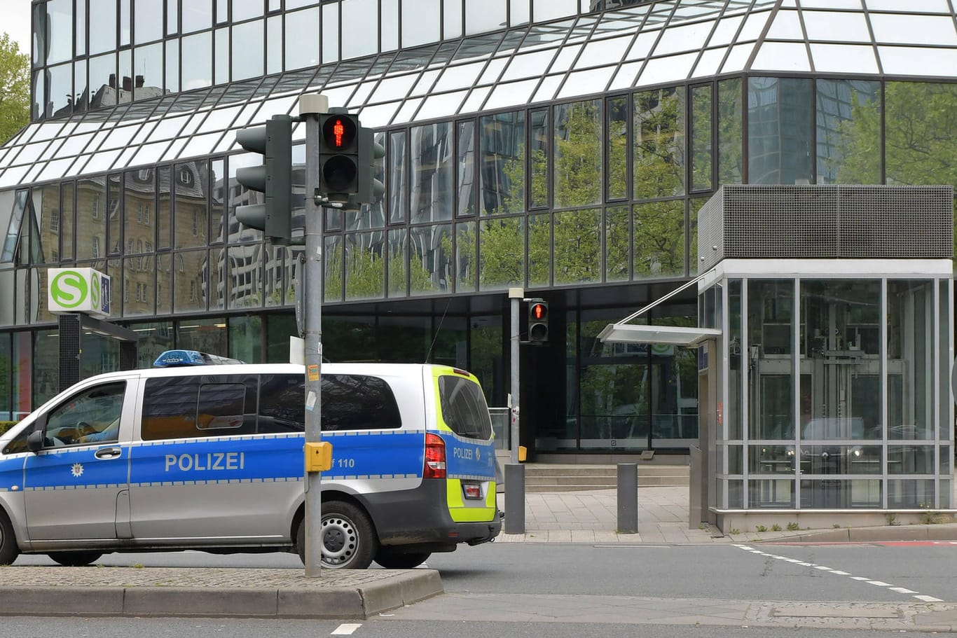 Ein Wagen der Polizei Polizei (Symbolbild): Sie sucht einen mittelalten Mann mit schwarzen Locken.