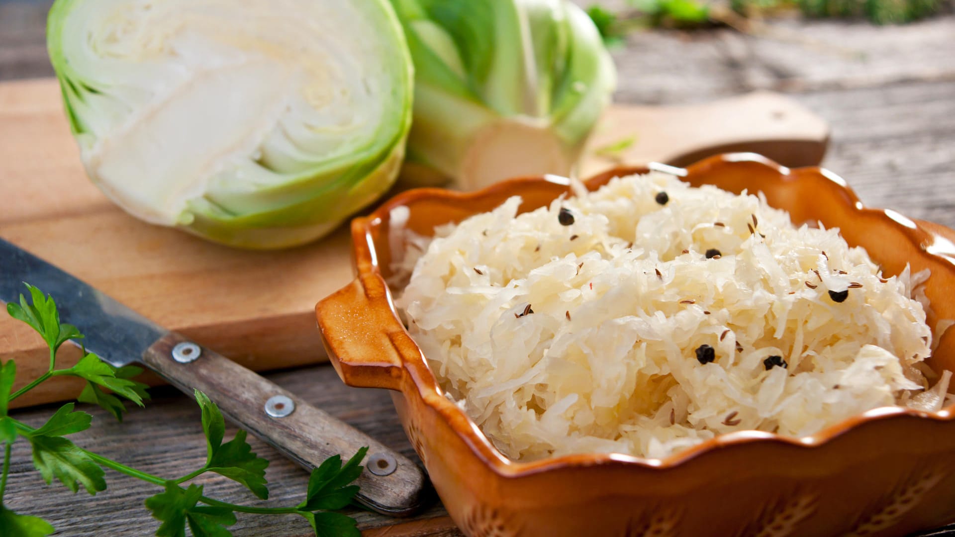 Erst Kohl, dann Kraut: Wer Sauerkraut selber machen möchte, muss einige Wochen Wartezeit einkalkulieren.