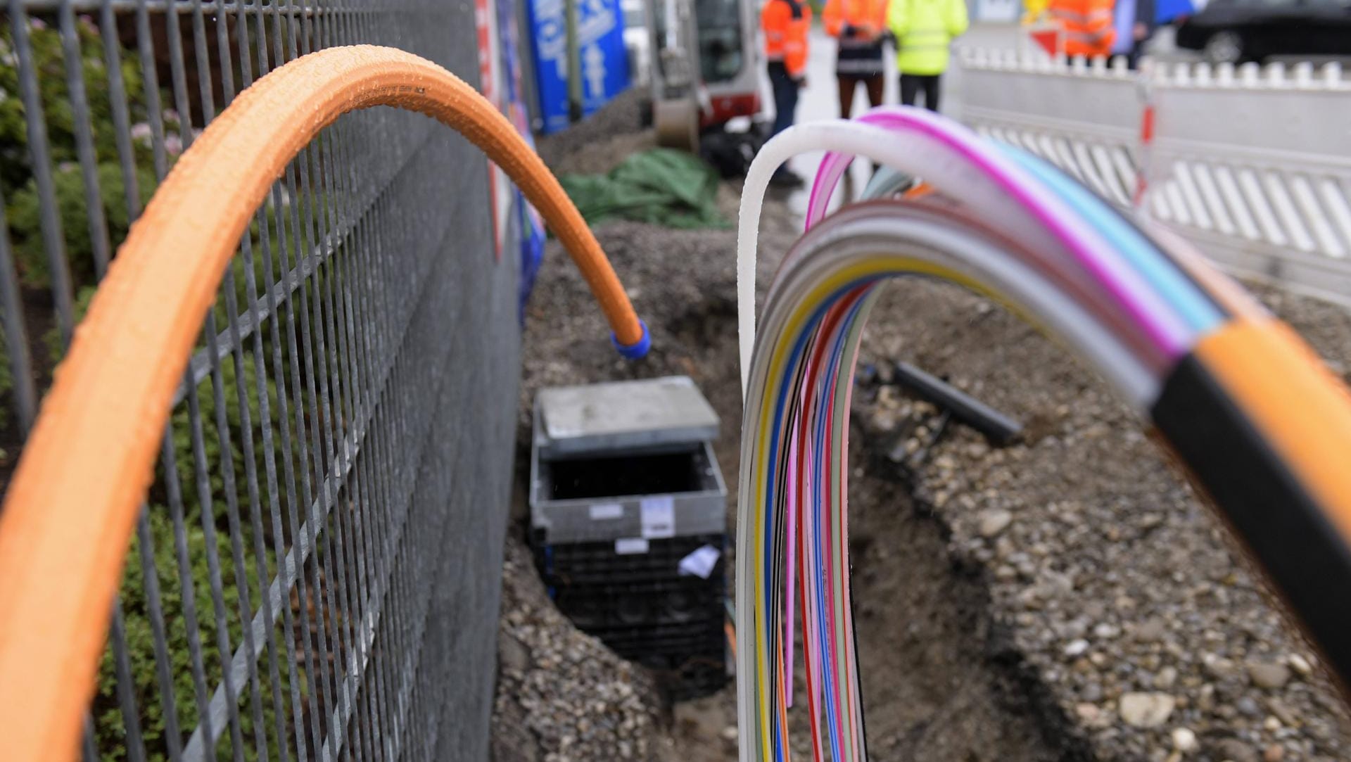 Hier wird Glasfaser verlegt (Symbolfoto): 230 Kilometer Tiefbau auf dem Kölner Stadtgebiet bringt der Glasfaserausbau in den kommenden drei Jahren mit sich.