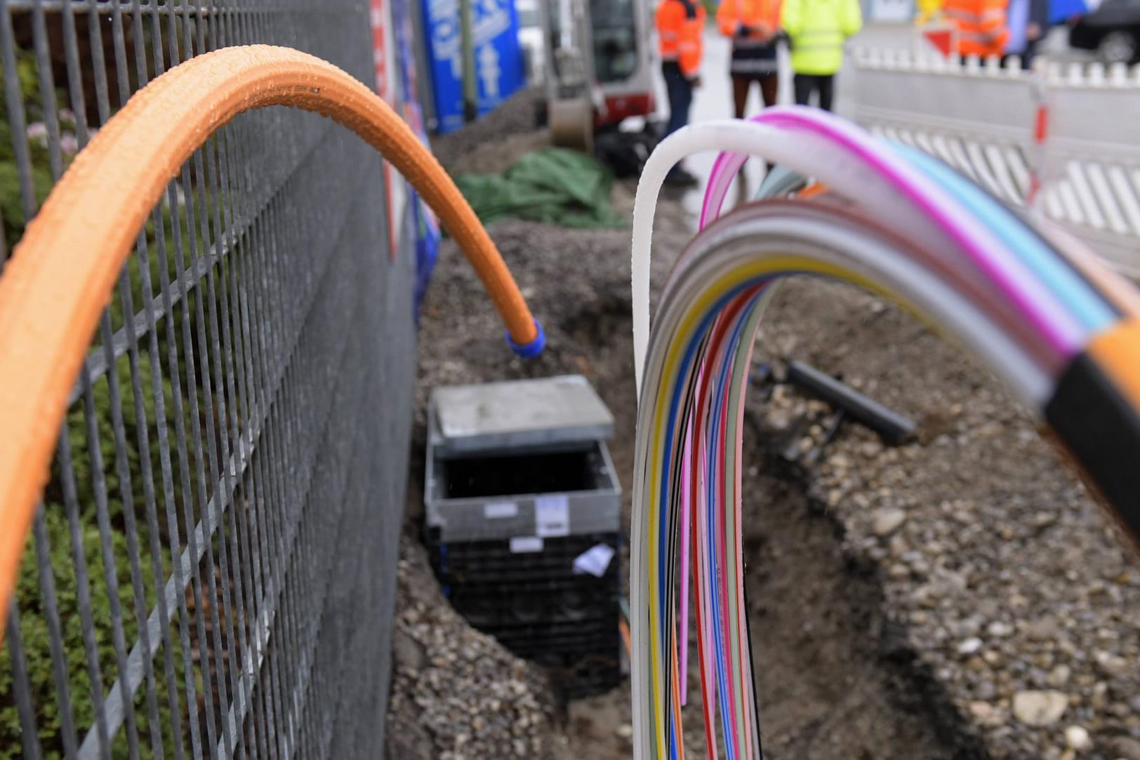 Hier wird Glasfaser verlegt (Symbolfoto): 230 Kilometer Tiefbau auf dem Kölner Stadtgebiet bringt der Glasfaserausbau in den kommenden drei Jahren mit sich.