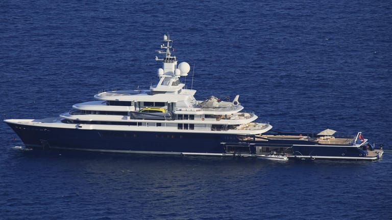 Die Megajacht "Luna" auf offenem Meer: Sie wurde im Jahr 2010 für den russischen Oligarchen Roman Abramowitsch gebaut.