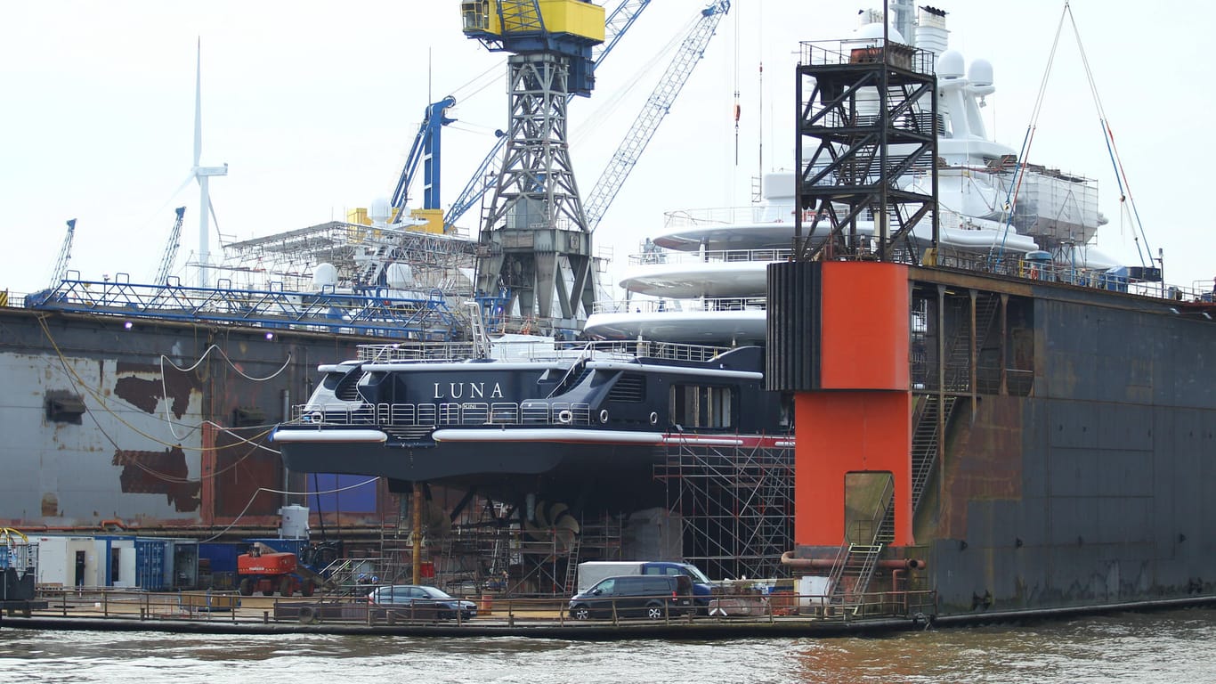 Die Jacht "Luna" liegt in Dock 11 der Schiffswerft Blohm + Voss: Wegen der Sanktionen gegen Farchad Achmedow unterliegt sie einem Verfügungsverbot.