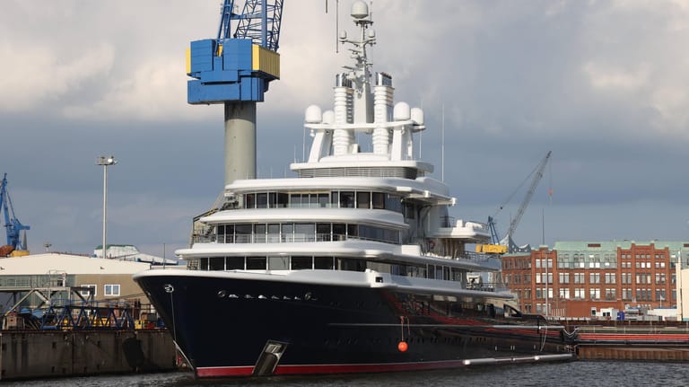 Die Megajacht "Luna" liegt im Werfthafen von Blohm + Voss in Hamburg: Das Schiff wurde nun von deutschen Behörden festgesetzt.