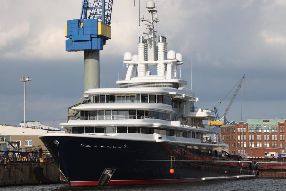 Die Megajacht "Luna" liegt im Werfthafen von Blohm + Voss in Hamburg: Das Schiff wurde nun von deutschen Behörden festgesetzt.