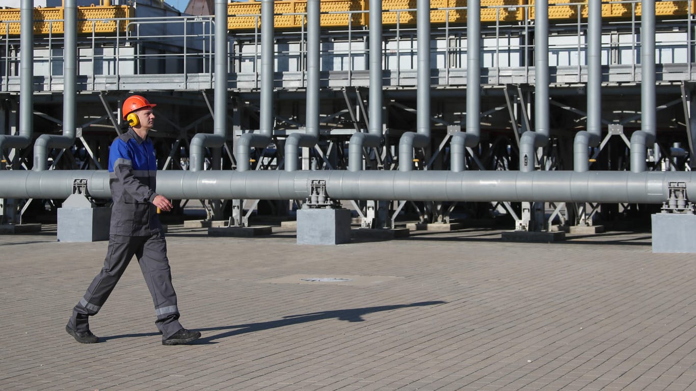 Ein Gazprom-Mitarbeiter im russischen Krasnodar (Symbolbild): Der russische Staatskonzern schickt auch Gas durch die Ukraine nach Europa.