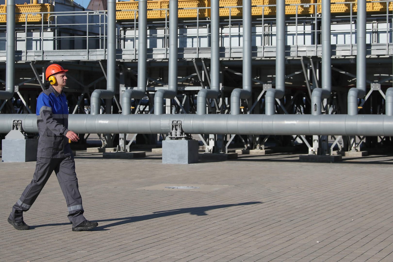 Ein Gazprom-Mitarbeiter im russischen Krasnodar (Symbolbild): Der russische Staatskonzern schickt auch Gas durch die Ukraine nach Europa.