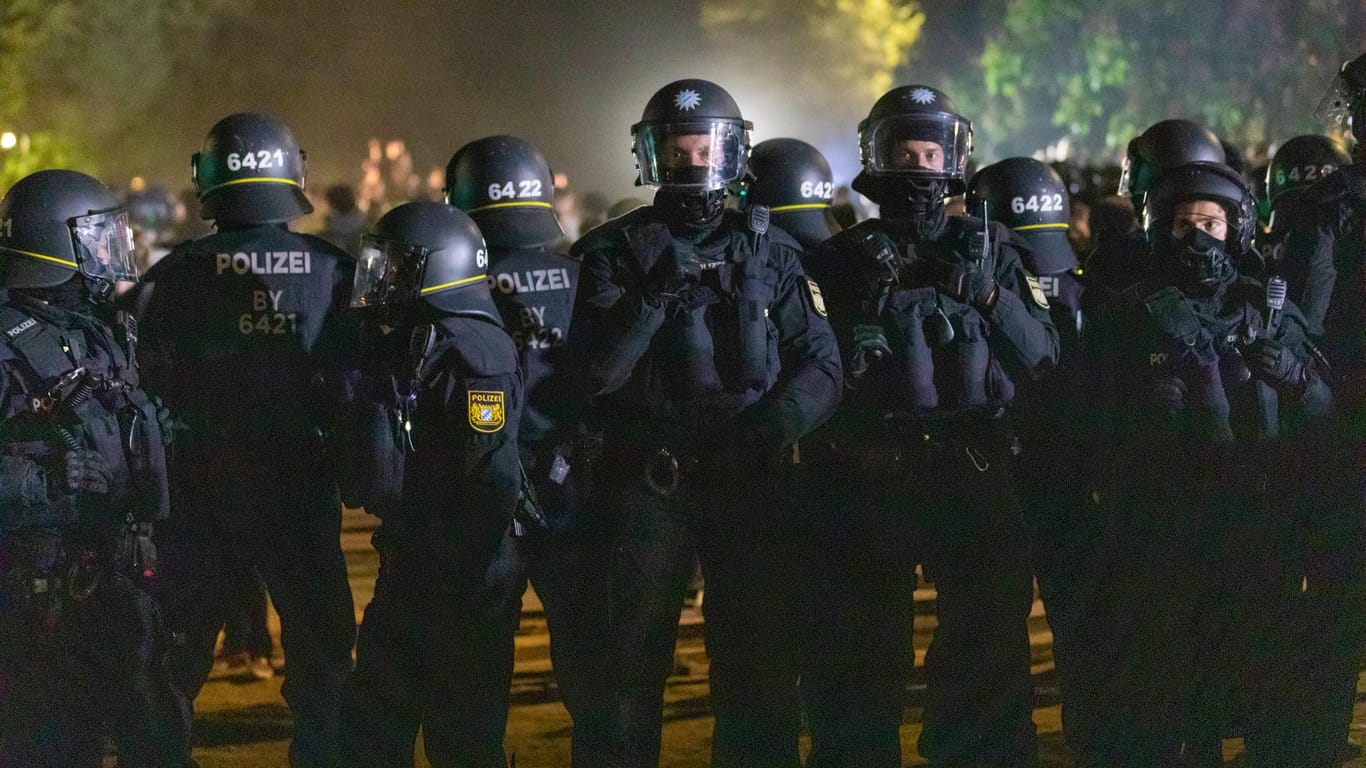 Bereitschaftspolizei im Einsatz in Berlin (Symbolbild): Die Plakate tauchten überall in der Stadt auf.