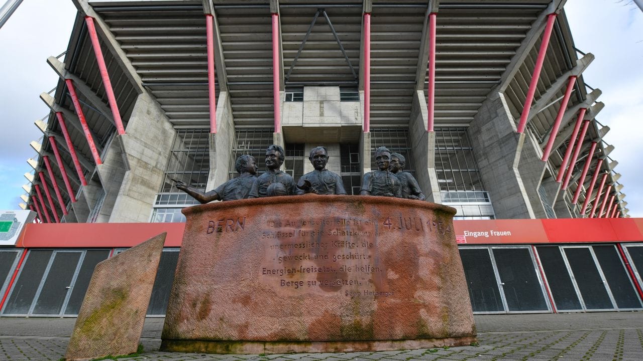 Blick auf das Denkmal der fünf Lauterer Teilnehmer der Fußball-Weltmeisterschaft 1954 vor dem Stadion-Eingang "Horst-Eckel-Tor".