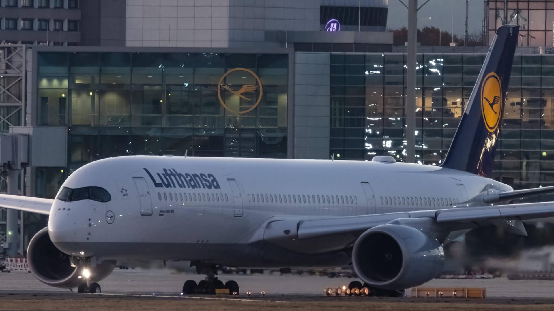 Ein Lufthansa-Flieger in Frankfurt (Symbolbild): Nur einzelne Personen hatten offenbar keine Maske getragen.