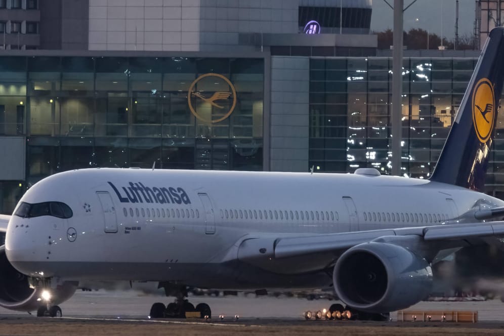 Ein Lufthansa-Flieger in Frankfurt (Symbolbild): Nur einzelne Personen hatten offenbar keine Maske getragen.