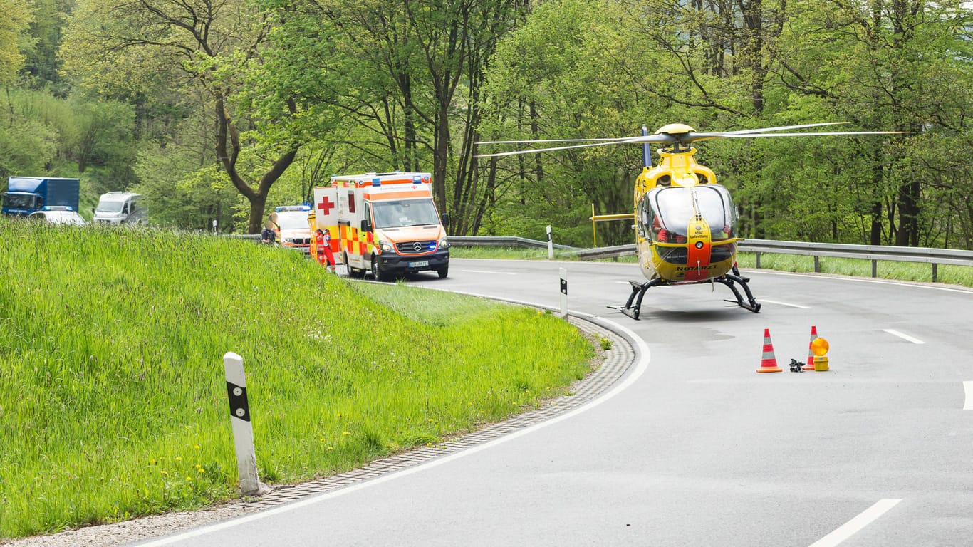 Fahrzeuge und ein Rettungshubschrauber auf einer Fahrbahn (Symbolbild): Bei einem Unfall auf der Bundesstraße 2 in Richtung Starnberg starb eine 78-Jährige Autofahrerin.