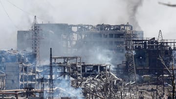Zerstörte Gebäude auf dem Asowstal-Gelände in Mariupol: In dem Stahlwerk sind ukrainische Kämpfer eingeschlossen.