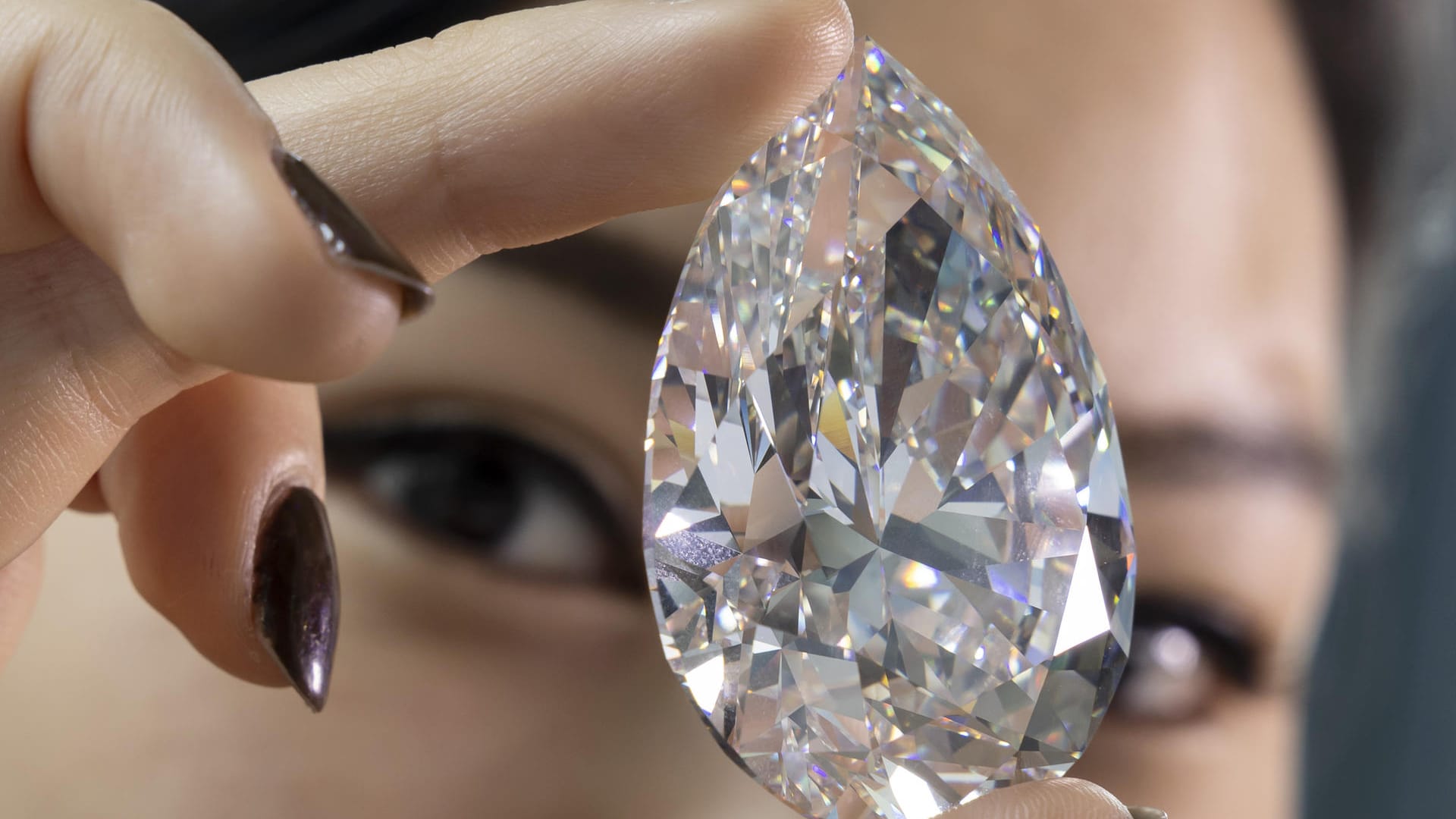 "The Rock": Der größte weiße Diamant, der jemals in der Geschichte des Auktionsmarktes gesehen wurde. "The Rock": Der größte weiße Diamant, der jemals in der Geschichte des Auktionsmarktes gesehen wurde.