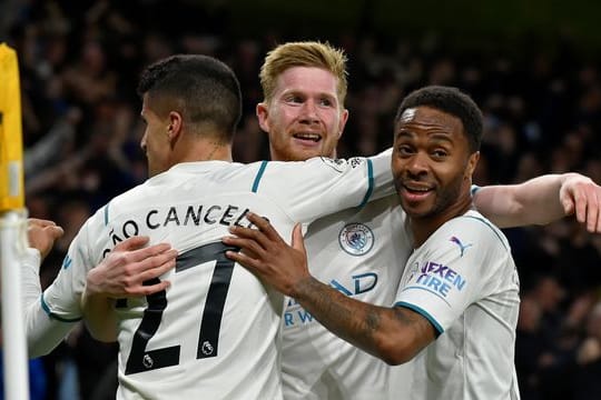 Kevin De Bruyne von Manchester City (M) feiert mit Joao Cancelo und Raheem Sterling (r) nach seinem vierten Tor.